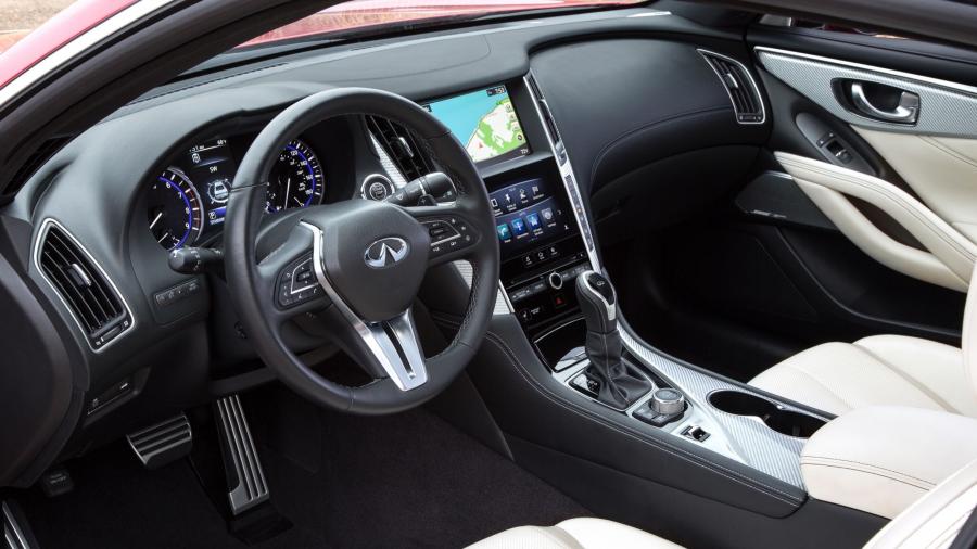 Интерьер Infiniti Q60 Red Sport 400 AWD 2016 года  (фото 34 из 42)